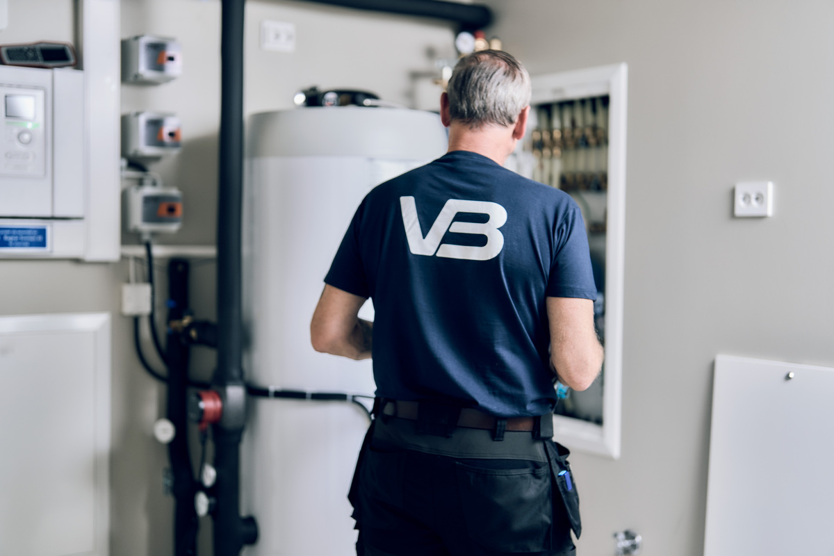 VB-rørlegger i teknisk rom i Sandefjord